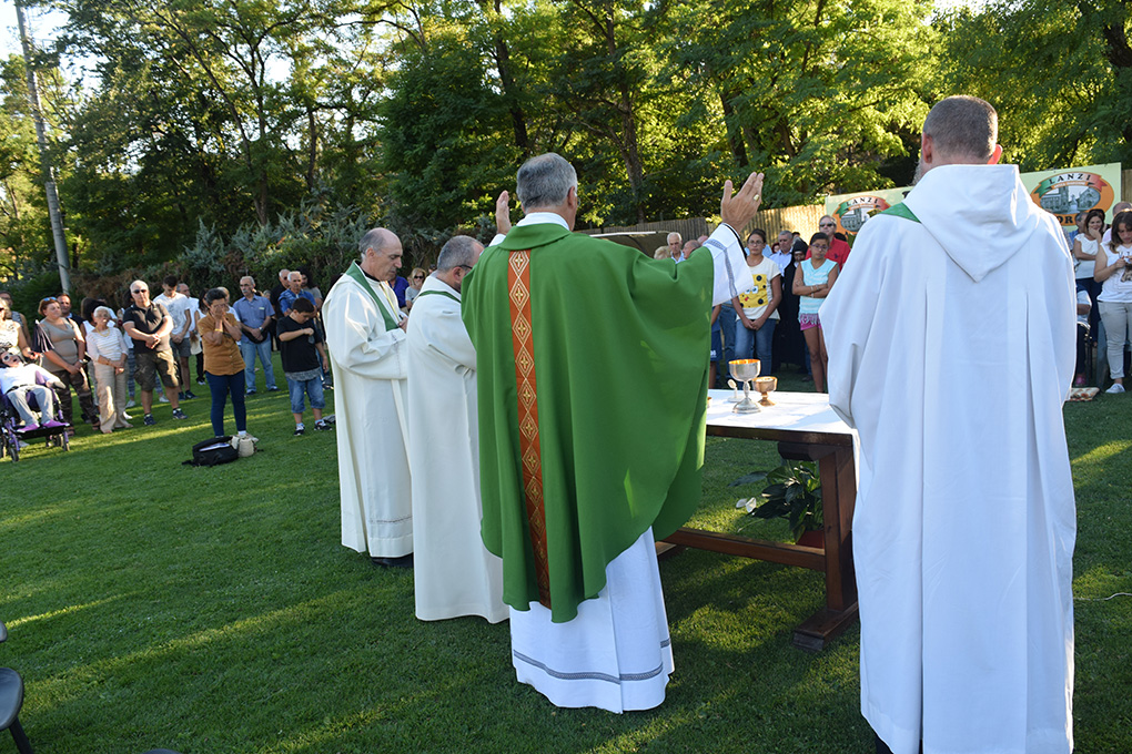 Terremoto Norcia, l'Arcivescovo ha celebrato la Messa nel campo sportivo