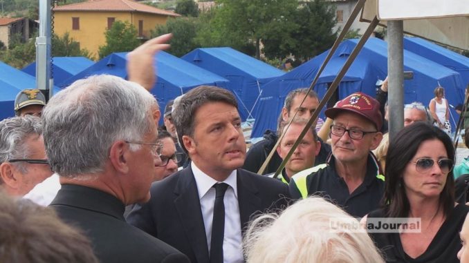 Terremoto, Matteo Renzi è arrivato al campo di San Pellegrino di Norcia
