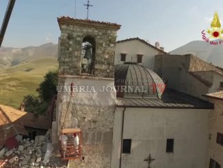 Lotta contro terremoto, Vigili del fuoco per salvare campanile Castelluccio di Norcia