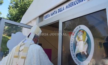 Aperta a Norcia, a un mese esatto dal terremoto, la Porta Santa della Misericordia