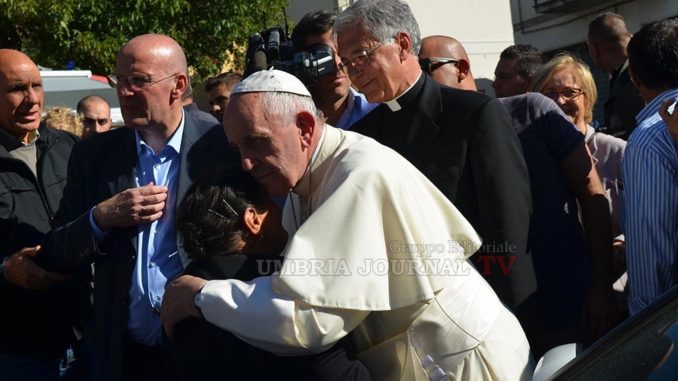 Papa Francesco tra i terremotati a San Pellegrino di Norcia