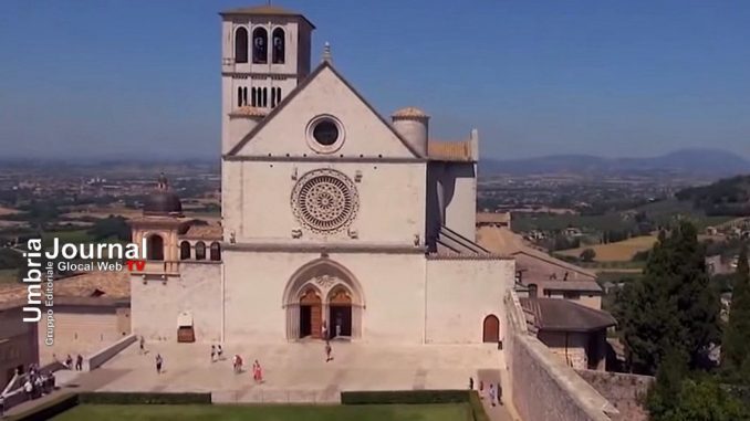 Francesco abbraccia Benedetto, concerto di beneficenza ad Assisi