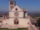 Francesco abbraccia Benedetto, concerto di beneficenza ad Assisi