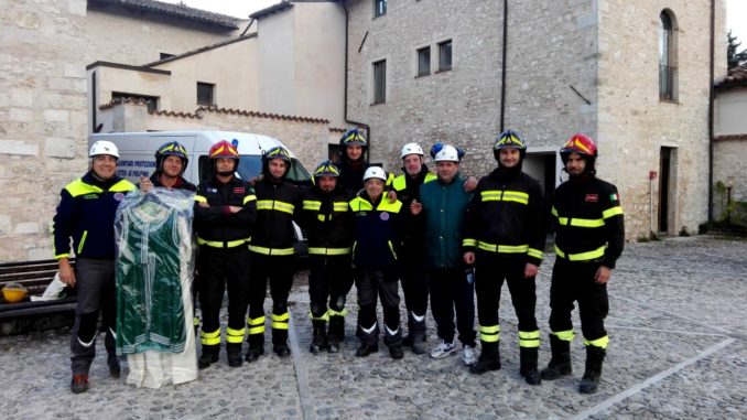 Vigili del Fuoco recuperano preziosi costumi del corteo storico di Norcia