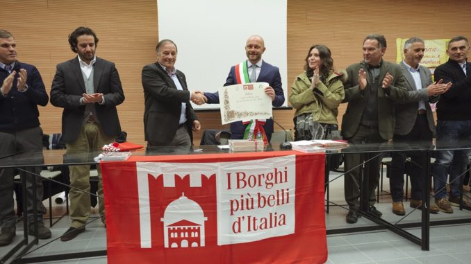 Borghi più belli d’Italia, Sellano conquista la bandiera rossa e bianca