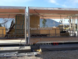 Lavori incessanti per bruciare i tempi. In montaggio a Norcia e San Pellegrino le prime ‘casette’ VIDEO