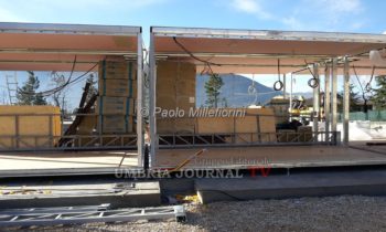Lavori incessanti per bruciare i tempi. In montaggio a Norcia e San Pellegrino le prime ‘casette’ VIDEO