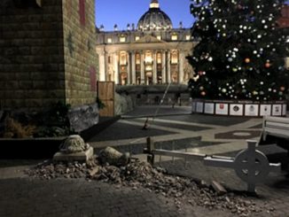 Nel presepe in Piazza San Pietro il pinnacolo della Basilica di Norcia