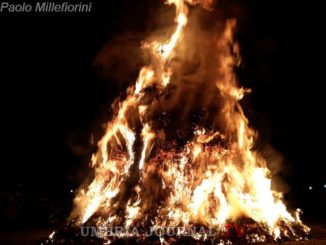 Torna tradizione dei falò e inaugurazione luminarie albero Thun