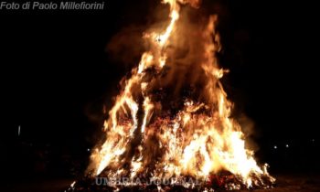 Torna tradizione dei falò e inaugurazione luminarie albero Thun