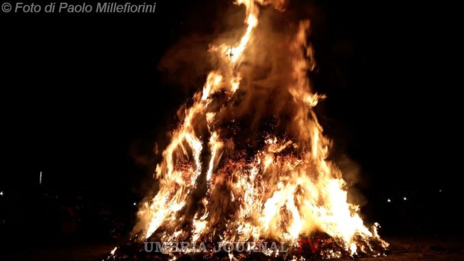Torna tradizione dei falò e inaugurazione luminarie albero Thun
