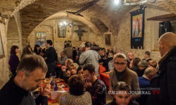 La comunità di Castelluccio di Norcia alla cena della zampetta a Trevi