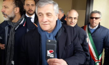 Presidente Tajani devolve un terzo del premio Carlo V a Norcia