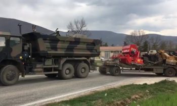 Semina lenticchia, trattori verso il pian grande di Castelluccio di Norcia