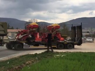 Semina lenticchia Castelluccio, seminatrici e trattori a cingoli partiti, trainati dai mezzi dell'esercito