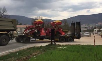 Semina lenticchia Castelluccio, seminatrici e trattori a cingoli partiti, trainati dai mezzi dell'esercito