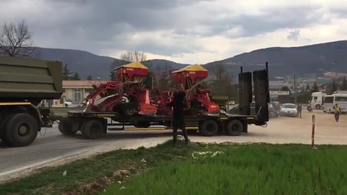 Semina lenticchia Castelluccio, seminatrici e trattori a cingoli partiti, trainati dai mezzi dell'esercito