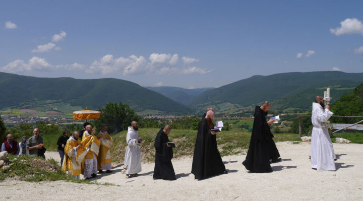 Monaci benedettini accolgono ospiti sotto la guida di San Benedetto