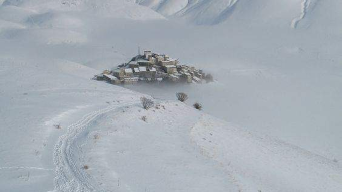 La strada per Castelluccio chiusa per tormenta e vento