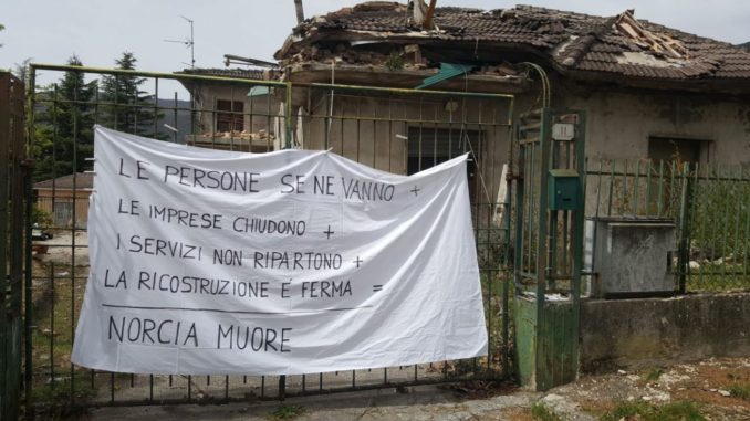Norcia, è diventata virale la protesta dei lenzuoli bianchi