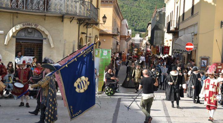 Norcia abbraccia la Quintana di Foligno cerimoniale in Piazza San Benedetto |FOTO