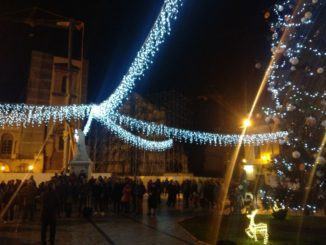Accese le luminarie e l'albero di Natale a Norcia, lunedì il falò