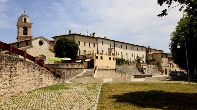 Sellano accende l’albero e si immerge già nell’atmosfera natalizia