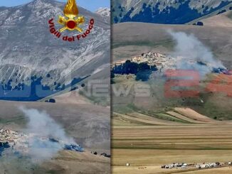 Fiamme lambiscono le case, incendio sulla piana di Castelluccio di Norcia