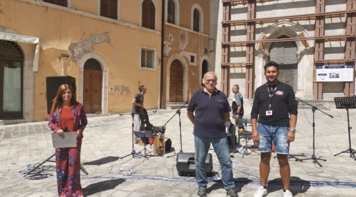 “Operazione ricominciamo” non dimentica le terre del terremoto. Nella piazza di Visso, zona rossa, musica e poesie a cinque anni dal sisma