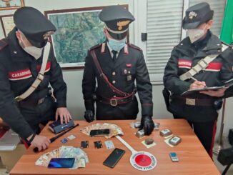 Mezzo chilo di hashish in auto, arrestata coppia a Norcia, lui era armato