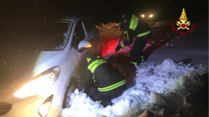 Valico Forca di Presta, famiglia di tre persone bloccata dalla neve 