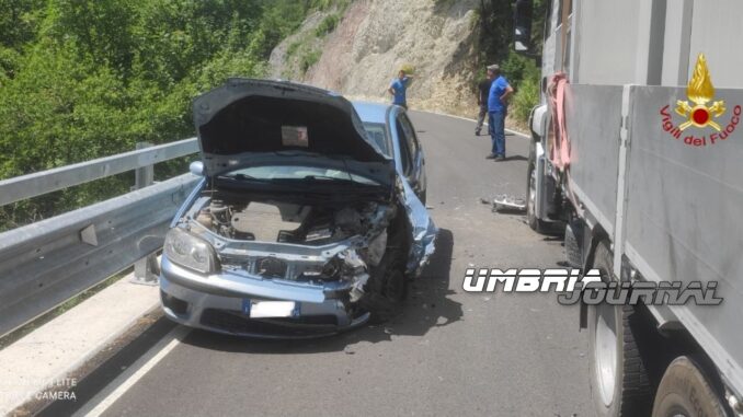 Incidente stradale a Piedivalle di Preci, frontale auto e autocarro, un ferito