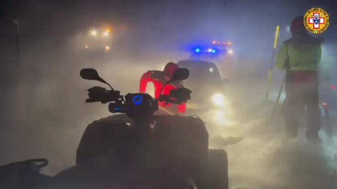 Bufera di neve, dieci auto e un autobus bloccati nella tormenta