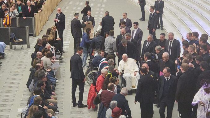 La Fiaccola benedetta in udienza da Papa Francesco