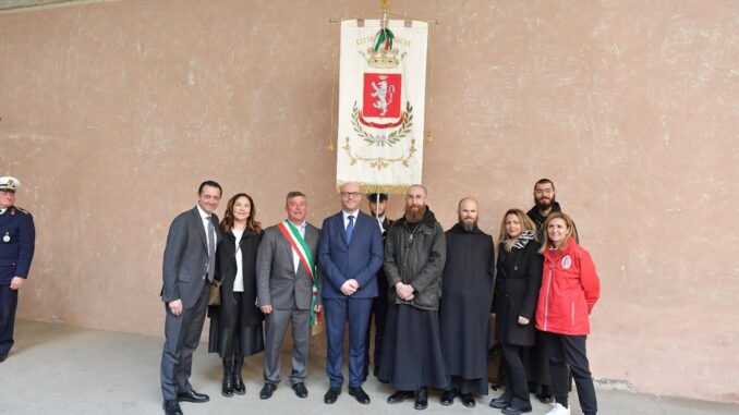 La Fiaccola Benedettina Illumina Montecitorio: Messaggio di Pace