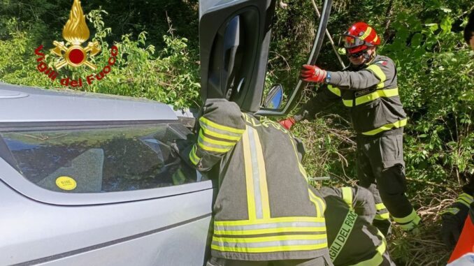 Ribaltamento di un'auto a metano a Cascia: intervento Vigli Fuoco