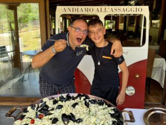 Chef Umberto cucina in piazza a Lecce nei Marsi per il trofeo Lupi del Parco