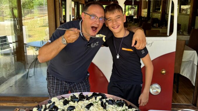 Chef Umberto cucina in piazza a Lecce nei Marsi per il trofeo Lupi del Parco
