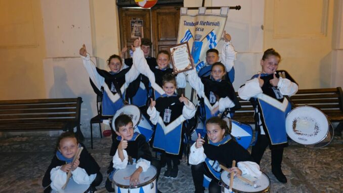 Tamburini medievali di Cascia: l’associazione è tornata a esibirsi