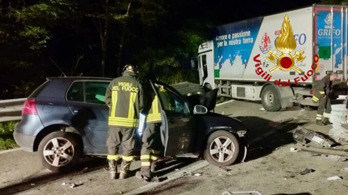 Incidente mortale sulla 685 Valnerina, un morto e un ferito, scontro auto e camion