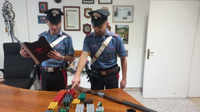 Denunciato per detenzione illegale munizioni e custodia armi