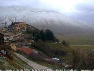 Dopo una notte con venti tempestosi torna la neve su Monti Sibillini