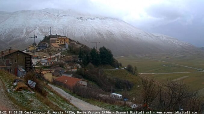 Dopo una notte con venti tempestosi torna la neve su Monti Sibillini