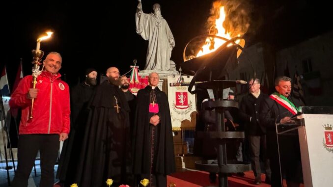 La Fiaccola ‘Pro pace et Europa Una’ illumina Norcia e accende la speranza della pace