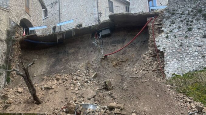 Crollo delle mura a Vallo di Nera, evacuate due famiglie [FOTO]