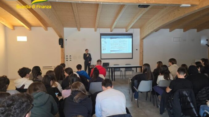 La Guardia di Finanza incontra gli studenti di Cascia