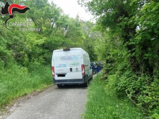 Incidente blocca furgone farmaci, Forestali portano ossigeno a casa
