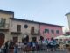 Nel fine settimana successivo alla riapertura del Palazzo Comunale e della Chiesa di San Francesco, simboli storici della città restaurati e restituiti alla cittadinanza il 4 luglio, Cascia ha proseguito le celebrazioni con due eventi centrati su giovani e sport, elementi fondanti del rinnovato spirito comunitario. Sabato pomeriggio, nella Limonaia di Palazzo Carli, recentemente oggetto di lavori di riqualificazione, si è svolta la cerimonia dedicata ai diplomati dell’anno scolastico 2024/25. La manifestazione, organizzata con la collaborazione della Consulta dei Giovani, ha inteso riconoscere l’impegno scolastico degli studenti locali, ma anche di coloro che, pur studiando fuori città, mantengono un forte legame con il territorio. Coinvolti anche gli studenti provenienti da altre zone, che hanno scelto gli istituti superiori casciani per il proprio percorso educativo. Alla guida dell’evento, il presidente della Consulta Omar Di Curzio e Giulia Emili, che ha curato gli aspetti organizzativi. Durante l’iniziativa, il sindaco Mario De Carolis ha sottolineato il valore dell’operato della Consulta, ricordando il recente riconoscimento espresso dalla presidente della Regione Umbria nel corso dell’inaugurazione istituzionale del giorno precedente. L’amministrazione comunale ha ribadito il ruolo centrale delle nuove generazioni nella costruzione del futuro della città. Tra i dati significativi emersi, anche il primo diploma ottenuto da un alunno della quinta classe dell’istituto alberghiero locale. L’assessore all’istruzione, Niccolò Sabatini, ha evidenziato come Cascia, nonostante la collocazione in area interna, sia riuscita a costruire un’offerta scolastica ampia e diversificata, capace di attrarre studenti anche da altre zone. Ha inoltre ringraziato gli studenti per l’impegno dimostrato, incoraggiandoli a mantenere vivo il legame con la propria terra d’origine, diventando promotori attivi della sua crescita. A rafforzare il senso istituzionale dell’iniziativa, è intervenuta anche la presidente del Consiglio comunale, Luisa Di Curzio, che si è congratulata con i diplomati e li ha invitati a considerare la sede comunale appena riaperta come luogo di appartenenza e partecipazione civica. Ha guidato personalmente una visita simbolica dei giovani alle stanze storiche di Palazzo Frenfanelli, arricchita da aneddoti e curiosità sulla storia del luogo. Anche il corpo docente ha partecipato alla cerimonia, rappresentato dalla professoressa Narducci e dalla professoressa Testaguzza. Entrambe hanno rimarcato l’importanza del percorso educativo come crescita non solo scolastica, ma anche personale, sottolineando l’evoluzione positiva dei rapporti tra scuola, studenti e territorio. La domenica ha poi visto la città riunirsi nuovamente in piazza per celebrare un altro traguardo significativo: la promozione in Serie B della Maia Volley Cascia. Una conquista sportiva che ha coinvolto tutta la cittadinanza, dalla prima squadra maschile al settore giovanile femminile, consolidando ulteriormente il legame tra attività sportive e coesione sociale. L’evento ha rappresentato non solo una festa per i risultati ottenuti, ma anche un riconoscimento al lavoro svolto da dirigenti, tecnici e atleti. Il sindaco ha voluto essere presente anche in questa occasione, portando i saluti dell’amministrazione comunale e congratulandosi con il presidente Daniele Marinelli, con la dirigenza e con tutti i protagonisti della stagione sportiva. Ha posto l’accento sul valore educativo della pallavolo, che ha saputo coinvolgere giovani e famiglie in un progetto condiviso di crescita e appartenenza. Con queste due giornate dense di significato, Cascia conferma la propria capacità di rigenerarsi attraverso la valorizzazione delle persone, delle relazioni e dei simboli della comunità. Un fine settimana che ha testimoniato l’energia di un territorio che, pur tra le sfide, continua a investire nella formazione, nella partecipazione e nello sport come strumenti fondamentali per costruire un futuro condiviso.