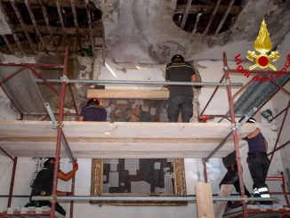 Recuperata a Norcia tela sacra tra macerie e sicurezza