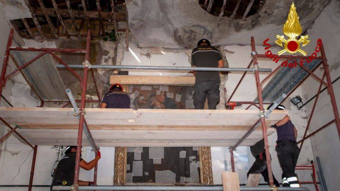 Recuperata a Norcia tela sacra tra macerie e sicurezza
